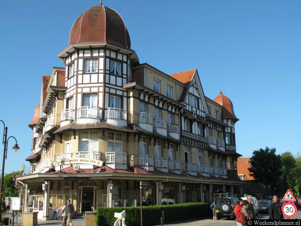 De villa's uit de Belle Epoque worden gekenmerkt door balkonnetjes, erkertjes, veranda's met zuilengalerijen, torentjes en dakkapellen. Veel van deze villa's uit het begin van de twintigste eeuw zijn omgebouwd tot romantisch hotels. 